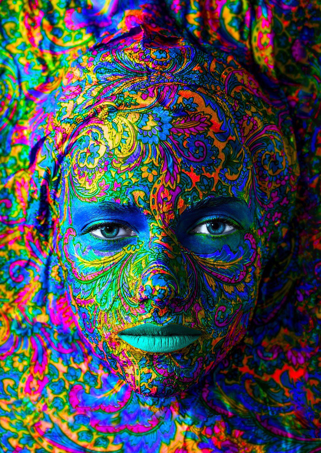 Puzzle Жена с цветен арт грим