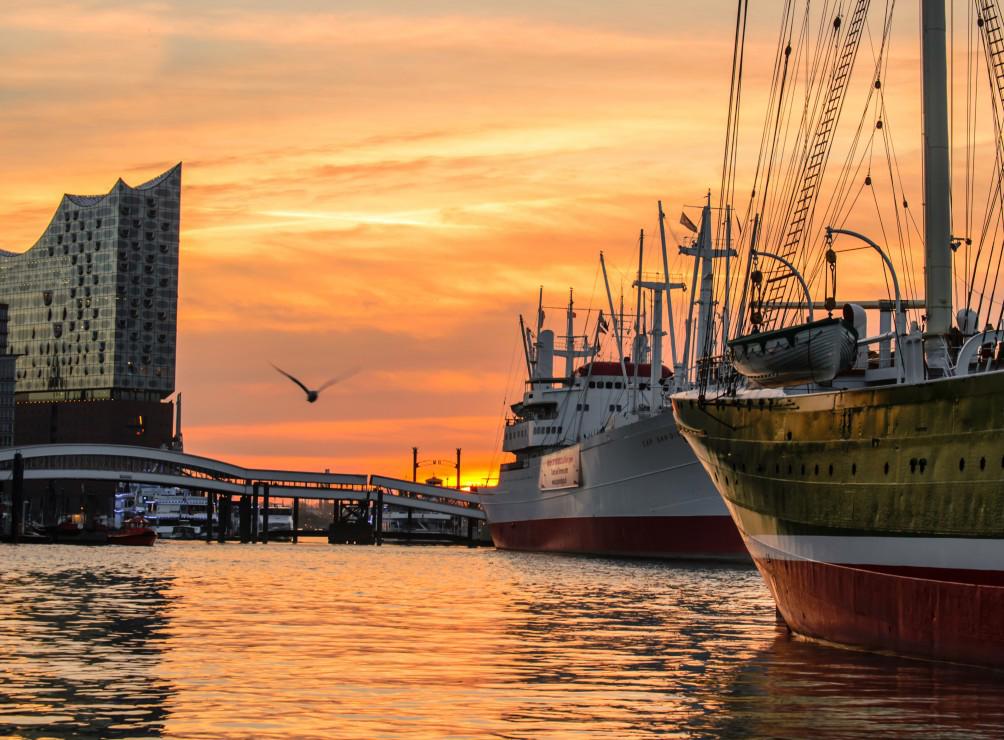 Deutschland Edition - Port of Hamburg with Elbphilharmonie